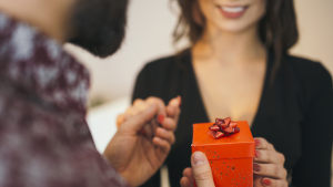 Lire la suite à propos de l’article Chèques cadeaux offerts aux salariés et cadeaux clients 2025